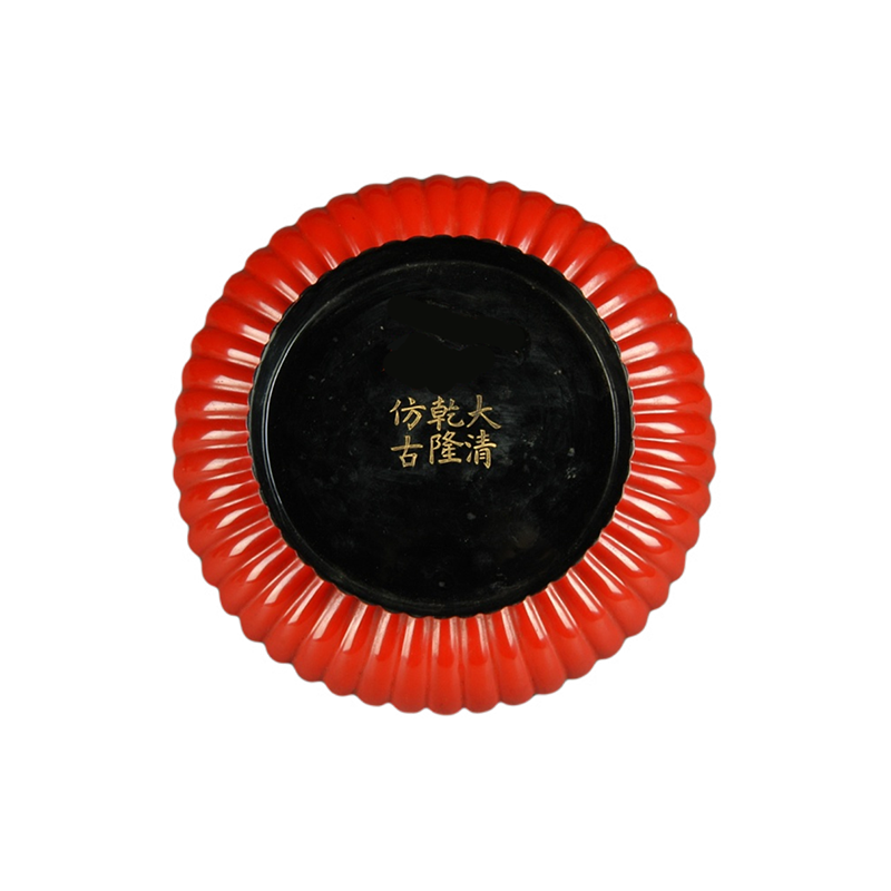 乾隆款硃漆菊瓣盘