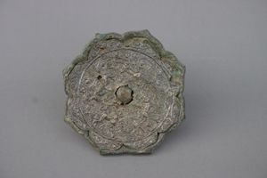 银背瑞兽镜