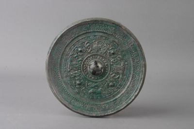 神人虎纹镜