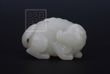 青白玉卧姿瑞兽   明代
