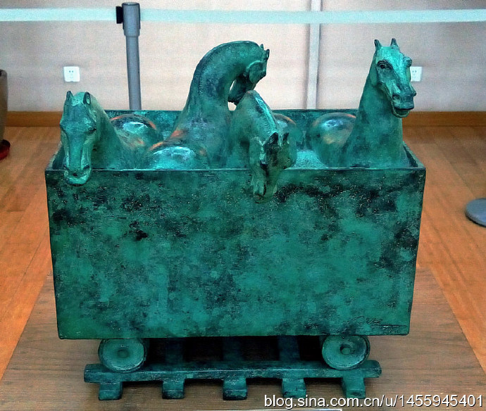 观复博物馆雕塑《马的火车》作者：王伟，材质：青铜