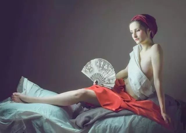 他的作品细腻、柔和、古典，些许的性感却又趣味十足