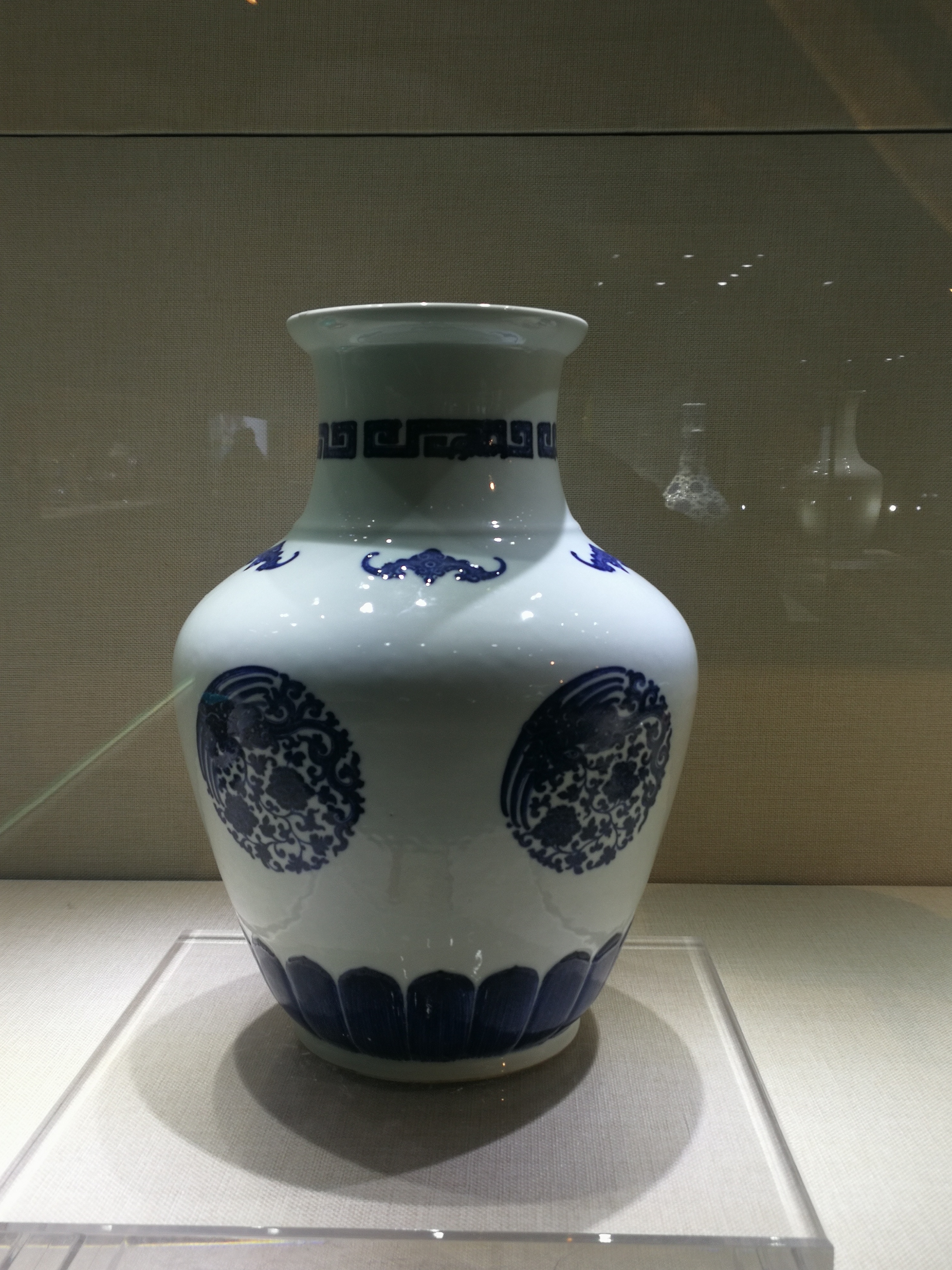 清乾隆青花夔凤五蝠模印莲花尊