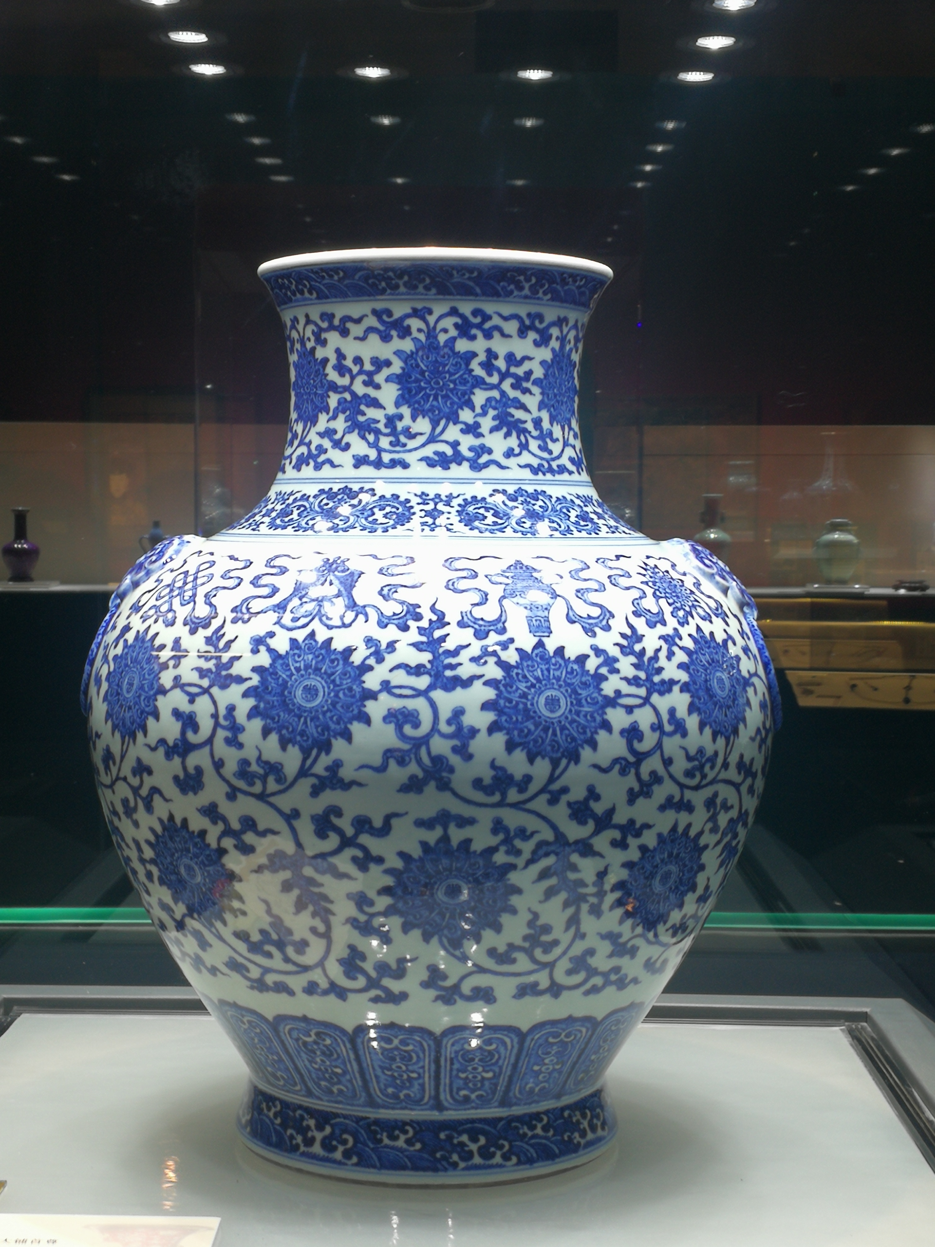 清乾隆青花缠枝莲八吉祥大铺首尊