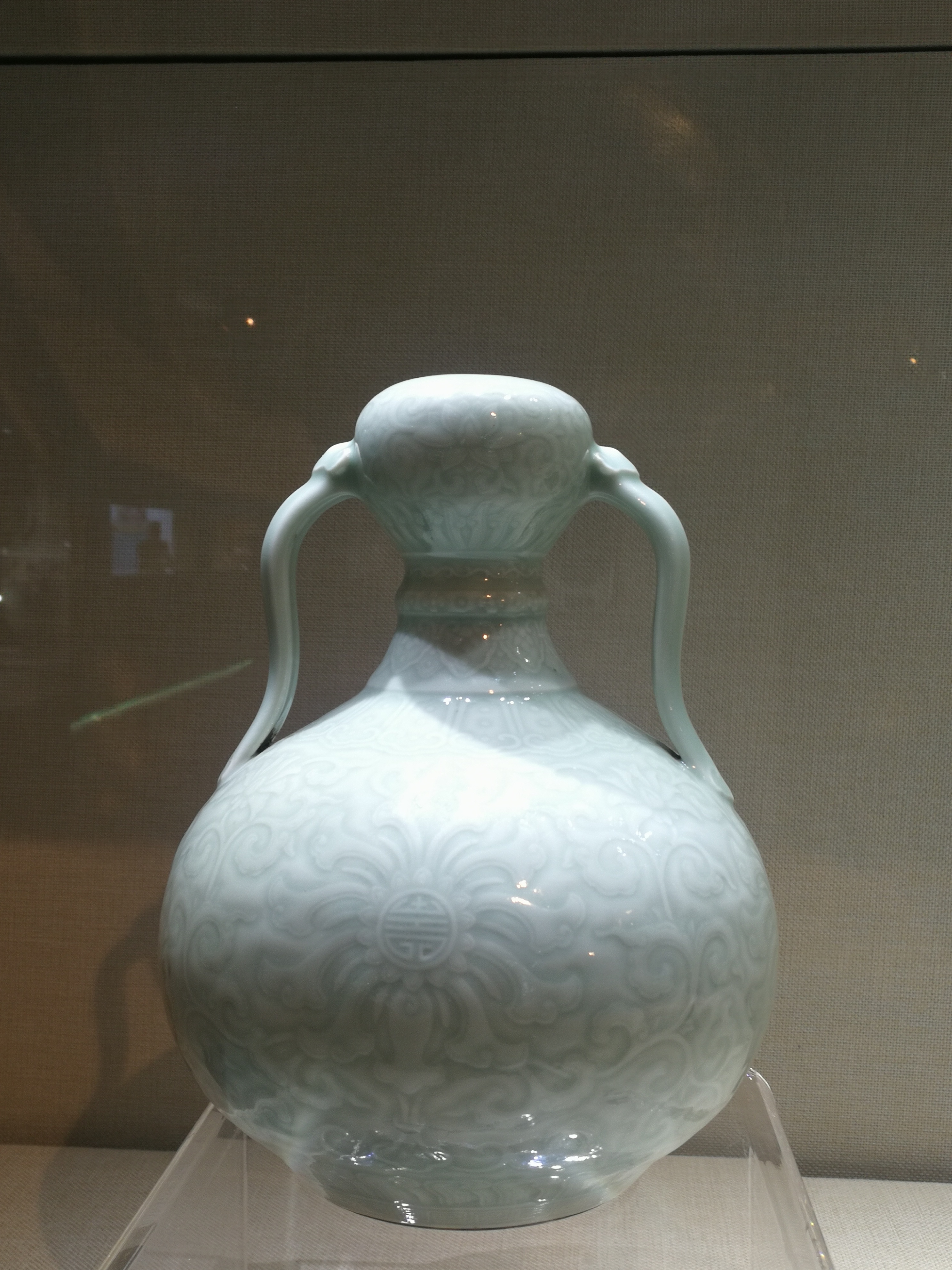 清乾隆粉青釉刻团寿花卉纹如意耳葫芦尊