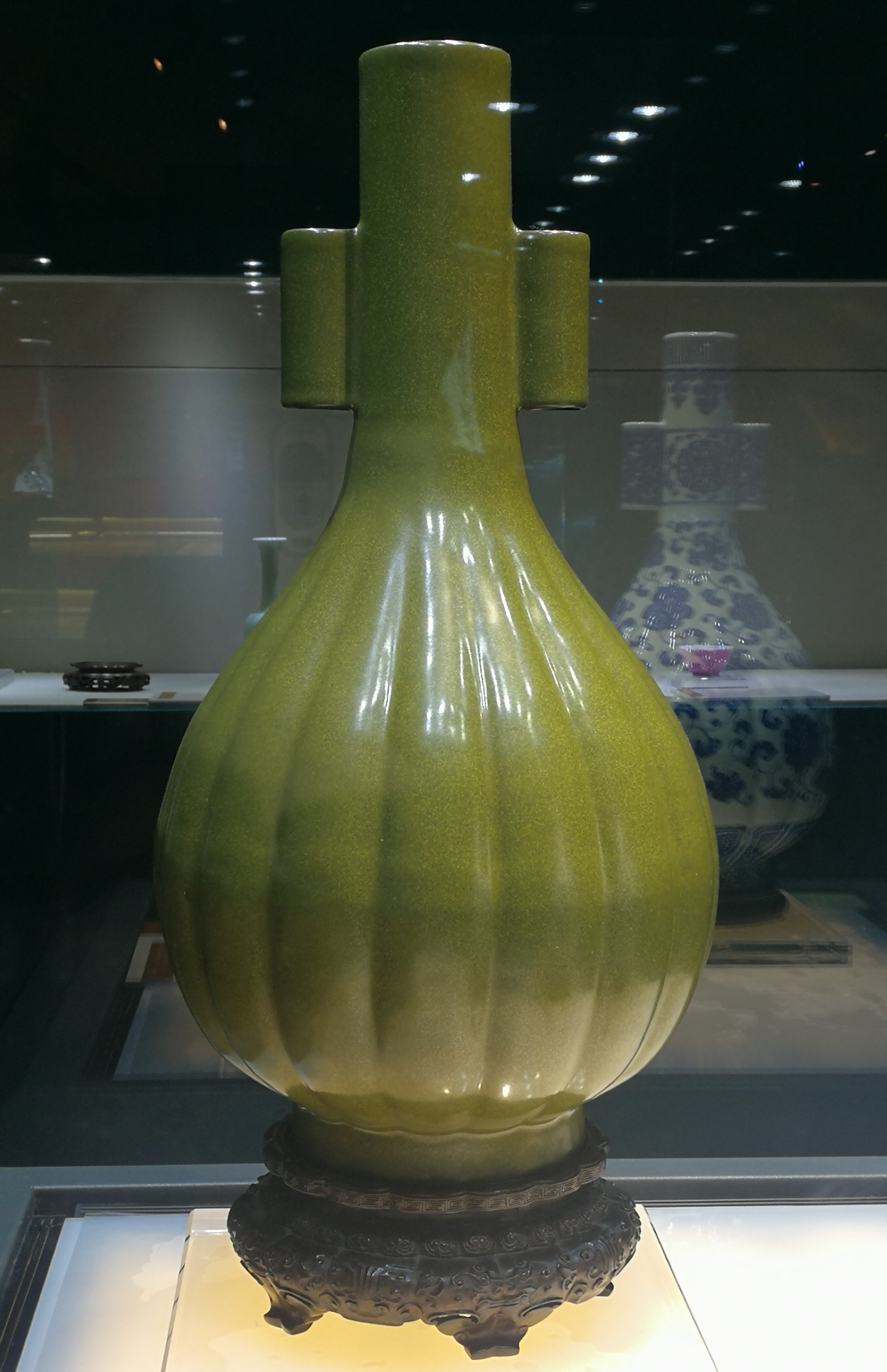 清乾隆茶叶末菊瓣贯耳瓶