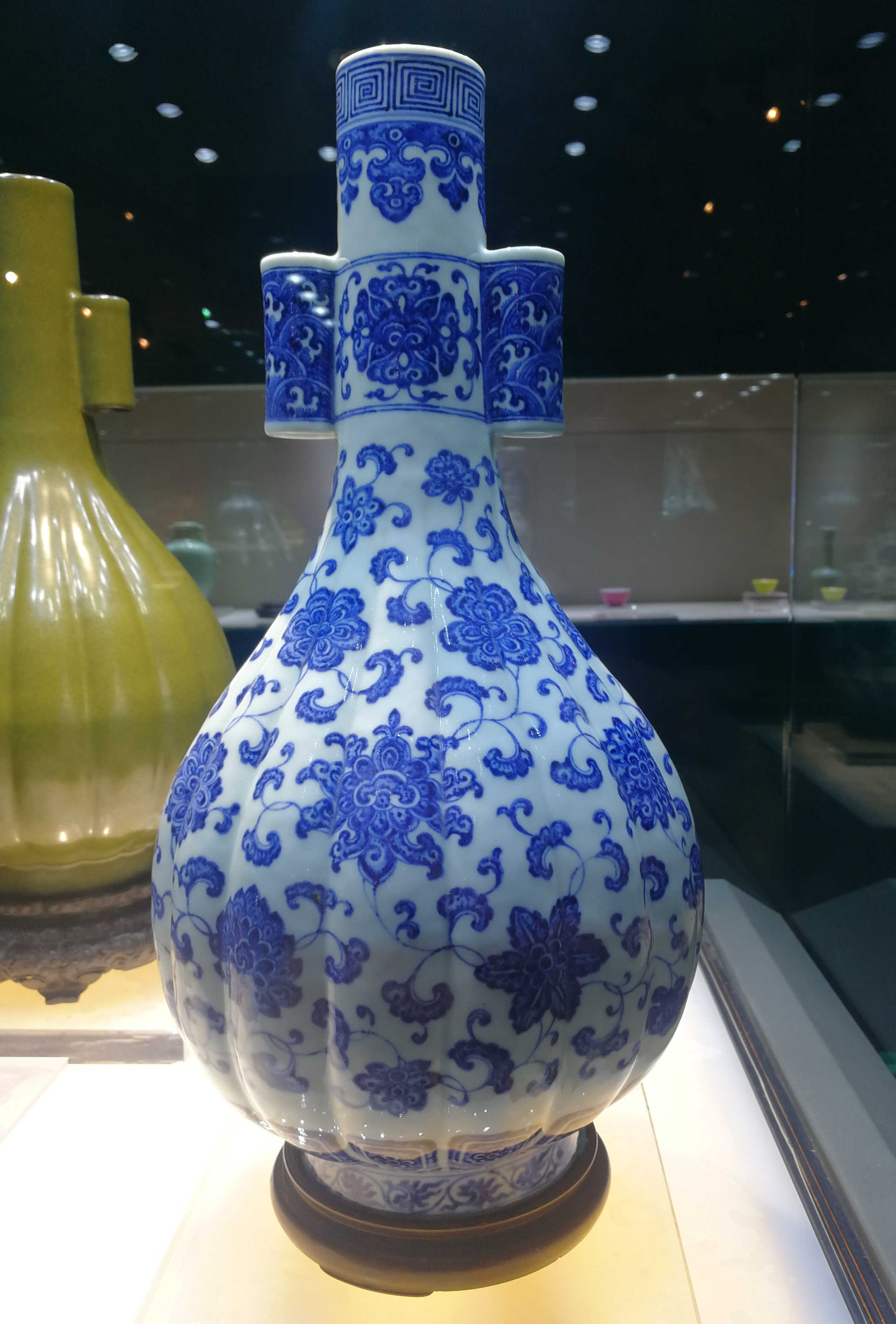 清乾隆青花缠枝花卉菊瓣瓶
