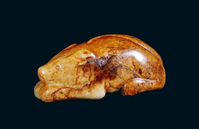 形态可掬、活泼可爱的古代玉石老