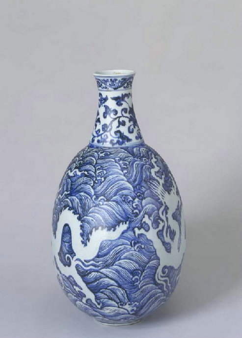 故宫馆藏明代宣德瓷器之—《青花海水白龙纹扁壶》