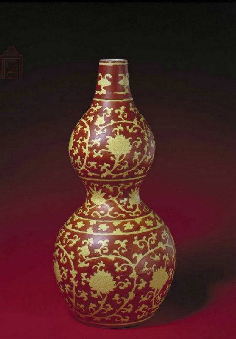故宫馆藏明代瓷器之—嘉靖《黄地红彩缠枝莲纹葫芦瓶》