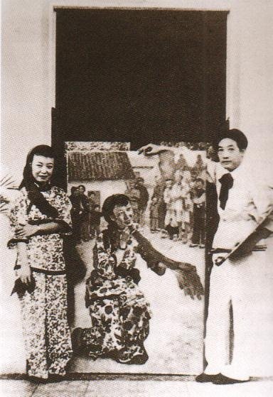 1939年底，徐悲鸿（右）和王莹在与油画《放下你的鞭子》旁合影