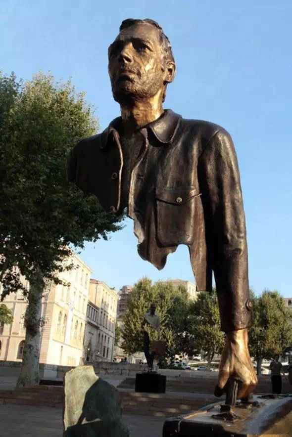 市区街头摆放Bruno Catalano的十座与真人等高的雕塑