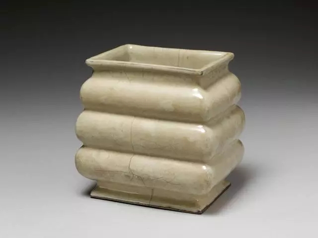 米黄釉三登方壶