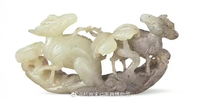  宋 青玉透雕双獬豸 故宫博物院藏