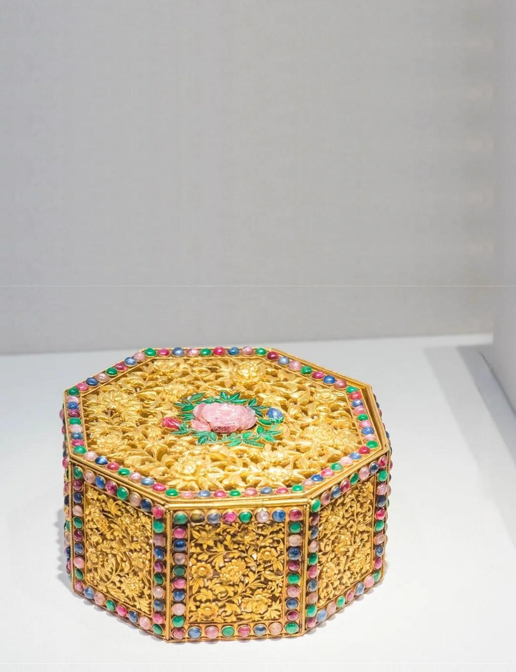 （清代）金雕花嵌宝石八角盒