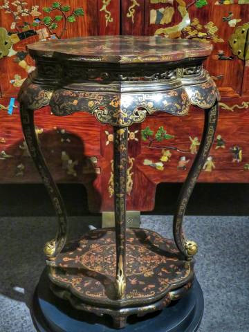 清中期 黑漆描金山水图菱花式几 故宫博物院