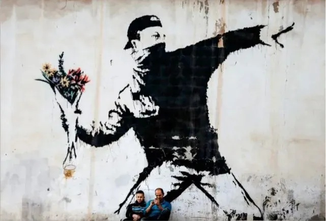 Banksy（班克斯）《The Flower Thrower》（扔花的人）