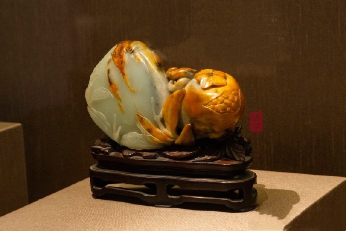 白玉巧色桃榴佛手摆件