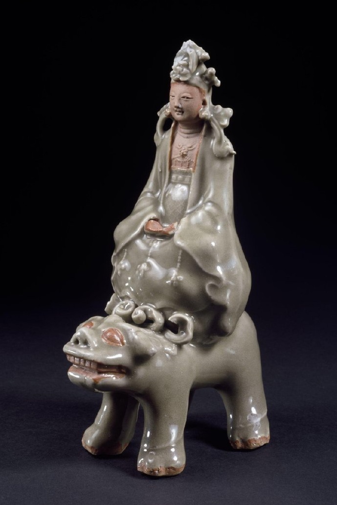 明代 1450 - 1550 年浙江产的龙泉窑观音坐狮像