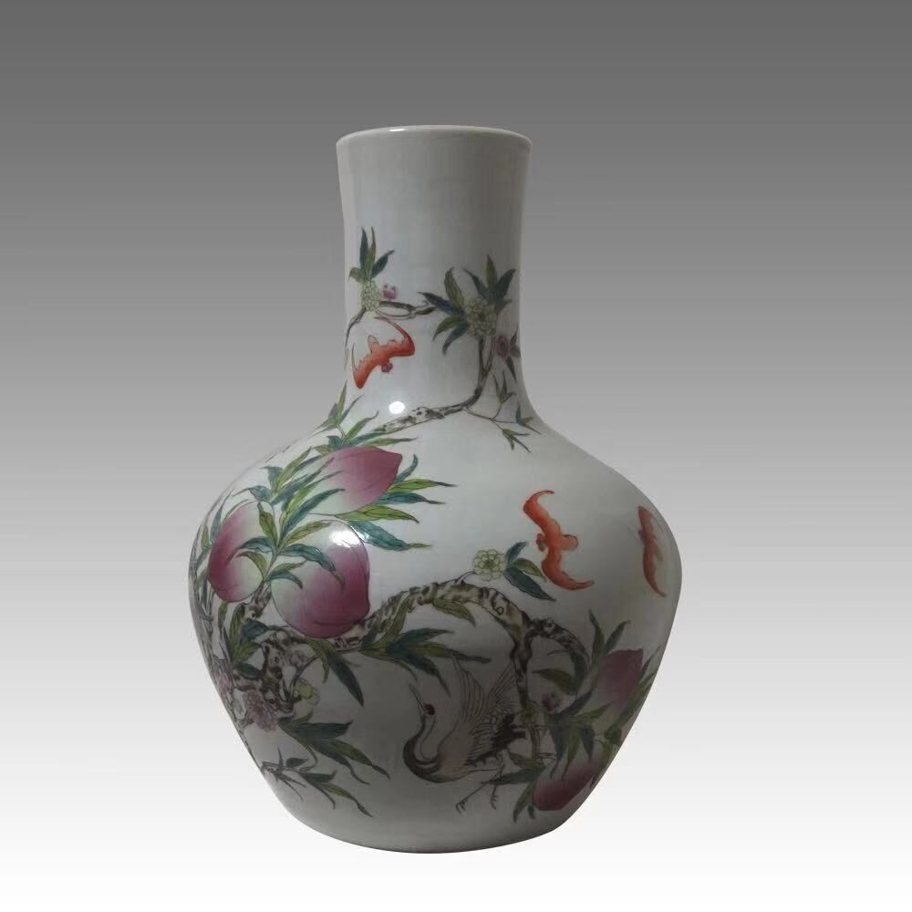 粉彩九桃五蝠天球瓶，寓意平安吉祥