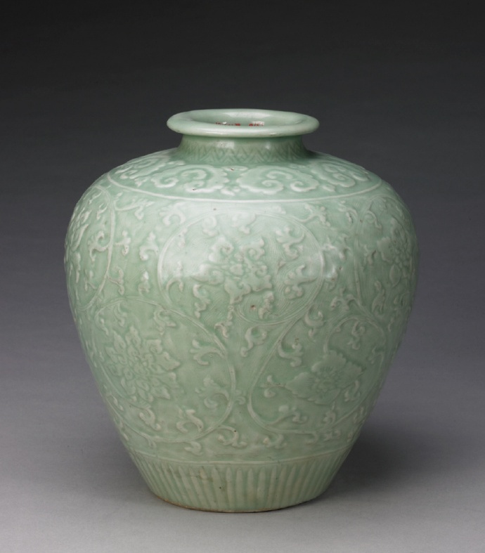 龙泉窑青釉凸花缠枝莲纹尊