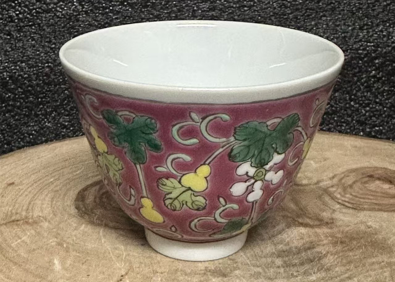 粉彩胭脂红釉缠枝莲花纹主人杯