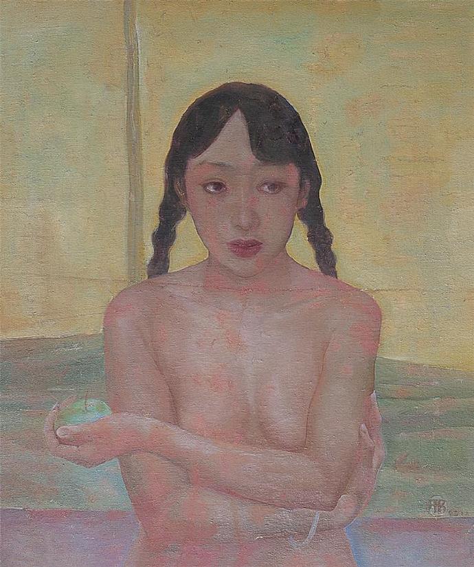 裸体双辫少女手持青苹果