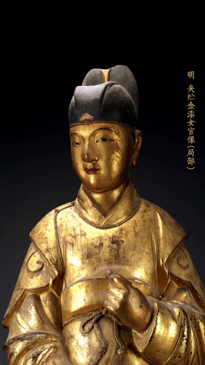 这是一尊头戴幞头、身着圆领袍、腰系革带、足穿皂靴的女官像