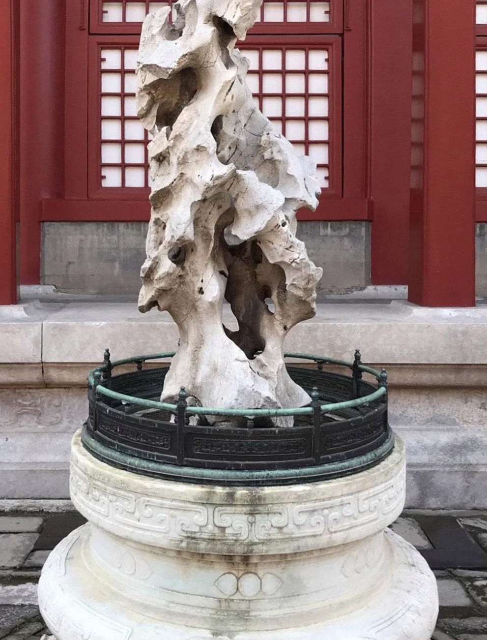 北京故宫博物院里，宁寿宫养性殿后的太湖石