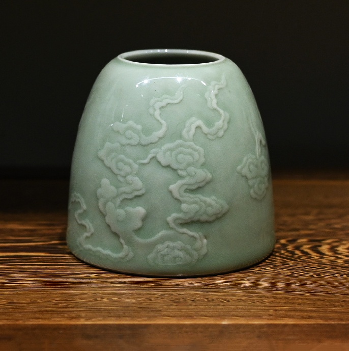 康照款冬青釉凸云纹水盂/