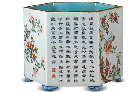 乾隆粉彩瓷器笔筒