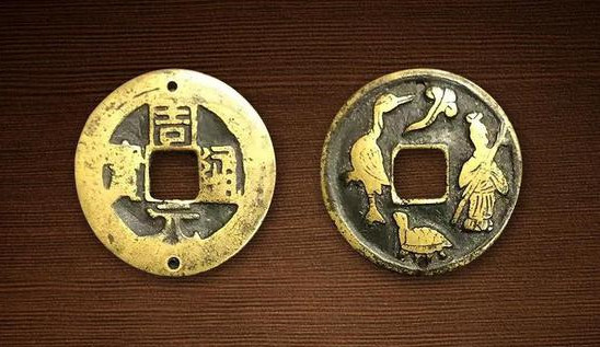 周元通宝背龟鹤祥云人物花钱